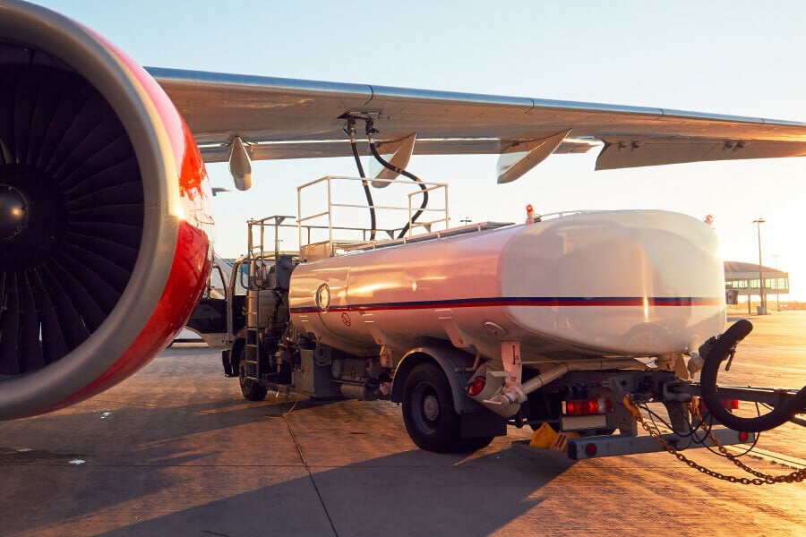 As aplicações industriais típicas do nitrilo incluem sistemas de combustível para aeronaves, sistemas de combustível automotivo, equipamentos off-road e sistemas de combustível marítimo.